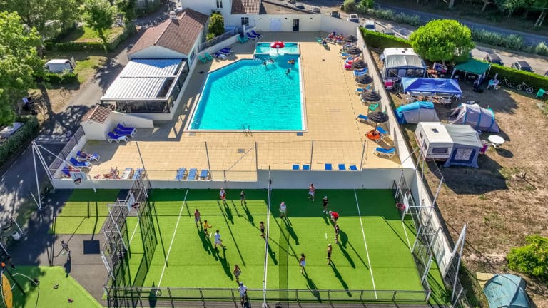 Vue aérienne sur l'espace aquatique du camping.